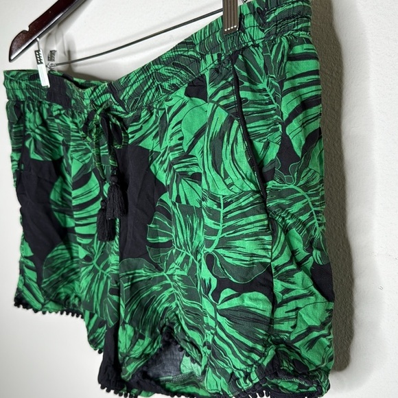a.n.a Lightweight Pull On Floral Print Women's Shorts Size XL in Green & Black - Picture 5 of 8